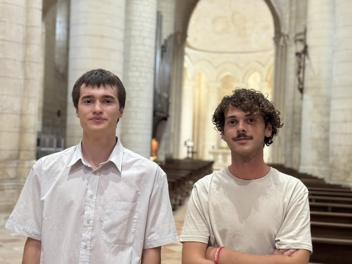 Noa et Jimmy accueillent, chaque jour, du lundi au vendredi, de 14 à 18h, les visiteurs de l’Abbatiale