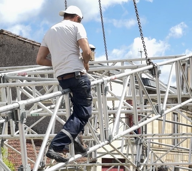 Chantier de l'Abbatiale: Le grutage des éléments du parapluie